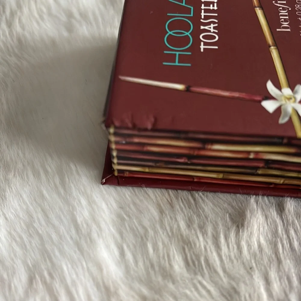 - Benefit Cosmetics Hoola Bronzer